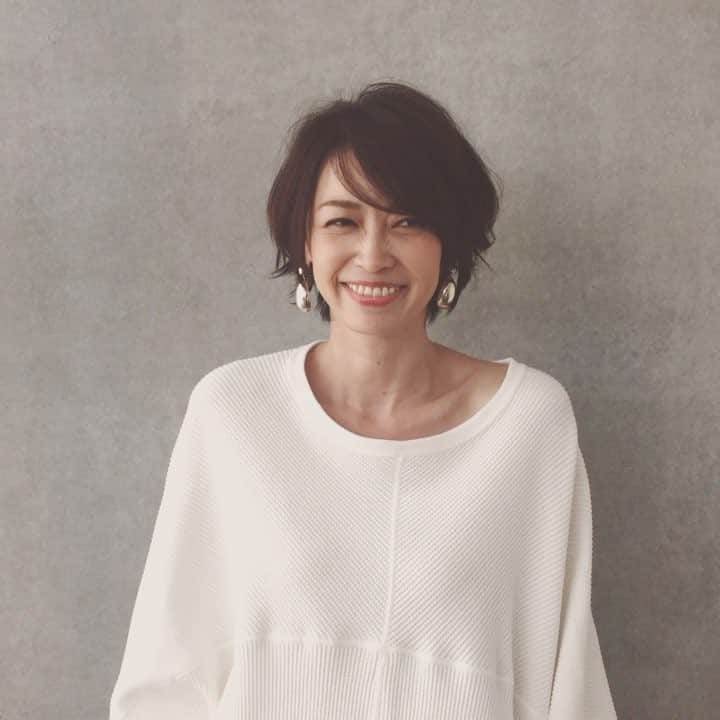 辺見えみりさんのインスタグラム動画 辺見えみりinstagram えみりショートです 撮影 Kazukovalentine 今回は 初めての人にカットしてもらいました 40歳のショートは 間違えてカットしたり セットするとすごく老けるので 気をつけてカットしていただきまし
