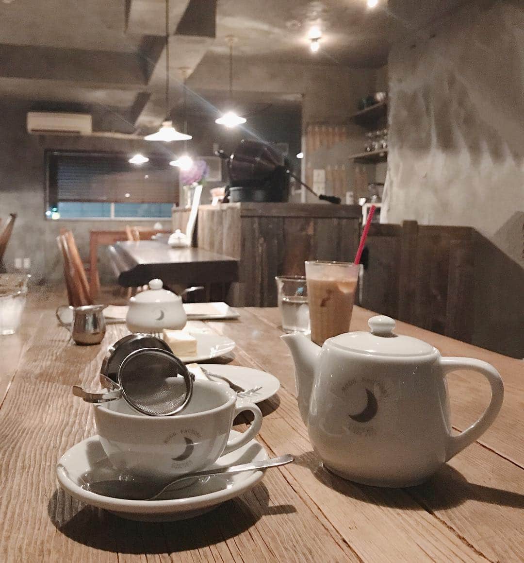 のインスタグラム：「昨夜は久々に友達とゆっくり夕食 ごはんを食べて カフェに移動して ひたすら喋っても話が尽きず🗣 たのしい時間をありがとう🌙 @nachikooooobaby @choco80s」