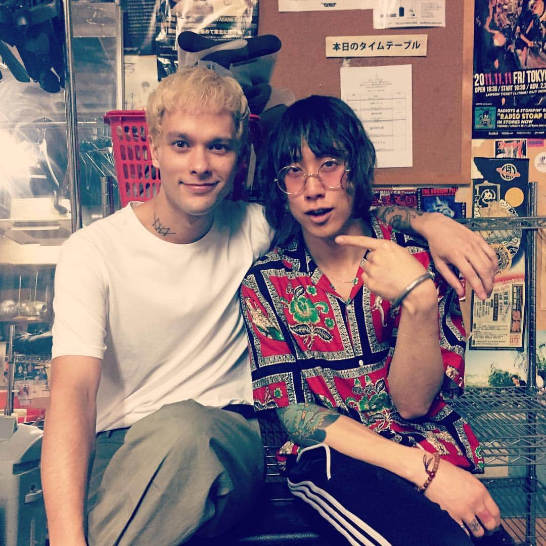 渋谷龍太さんのインスタグラム写真 - (渋谷龍太Instagram)「昨晩。まさと来てくれた。嬉しかった。 弾き語りツーマンコンサート乞うご期待。  #coldrain  #superbeaver  #masato  #逆太郎」7月20日 15時53分 - gyakutarou