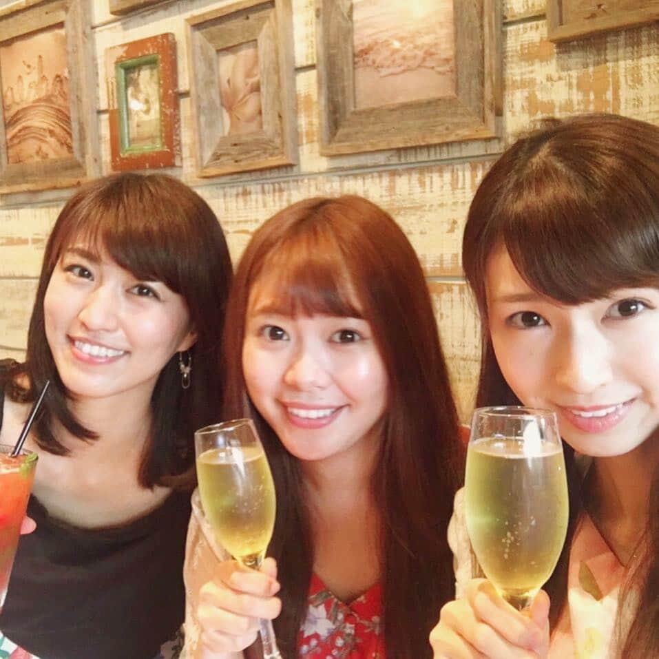 竹村優香のインスタグラム：「みさとちゃんゆうきちゃんとのティー？？タイム🍹 東京も梅雨明けして、すっかり気分は夏です👒✨ #昼間から #みんなスパークリングワイン飲んでる  #私だけストロベリーの飲み物 #いちご大好き」