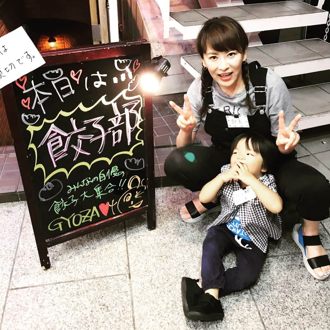 鈴木砂羽さんのインスタグラム写真 - (鈴木砂羽Instagram)「昨日は手作り餃子部会✳︎夏  橘田いずみ嬢の「しそれんこん餃子」 フードスタイリスト・マロン氏の 「幸せ！まんまる焼餃子」、、 などなど、みんなの自慢の一品が次々に登場。さすが部員の皆さん、皮にも餡にも、焼き方にもフライパンにも各々こだわりがあります。 部長のワタクシも「海老パクチー餃子🦐」で参戦。海老系餃子初めて作ったけど、なんだかとても上手くできちゃって大興奮なのでした😤  お店のもいいけど、友達の手作り餃子も自分餃子も最高デッス！！の巻でした〜😉 #餃子 #餃子部 #餃子部活動  #橘田いずみ #マロン #サラヴァ東京 #写真の子は餃子郎  ぎょうしろう ぎょうしろうは #餃子の申し子」7月20日 21時30分 - bombon_sawa