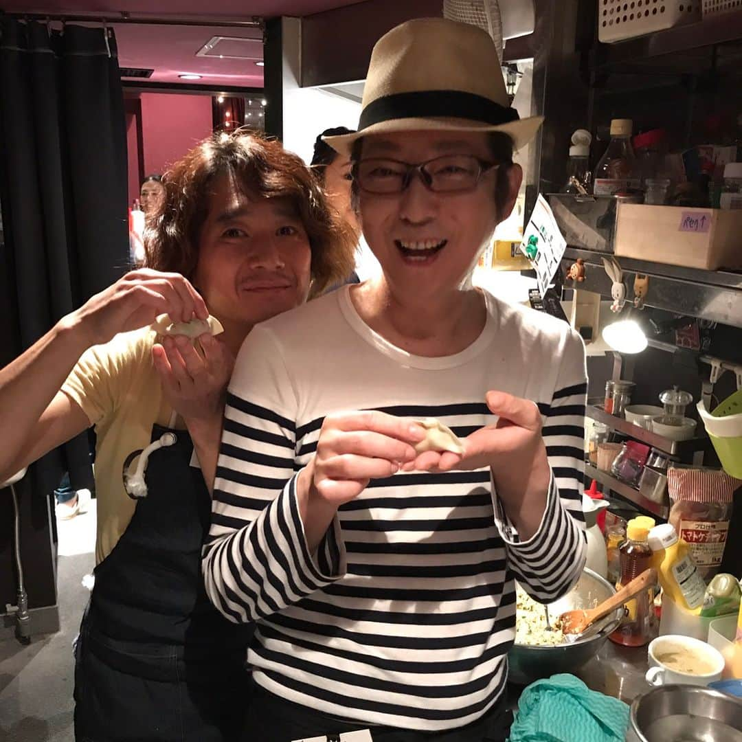 鈴木砂羽さんのインスタグラム写真 - (鈴木砂羽Instagram)「昨日は手作り餃子部会✳︎夏  橘田いずみ嬢の「しそれんこん餃子」 フードスタイリスト・マロン氏の 「幸せ！まんまる焼餃子」、、 などなど、みんなの自慢の一品が次々に登場。さすが部員の皆さん、皮にも餡にも、焼き方にもフライパンにも各々こだわりがあります。 部長のワタクシも「海老パクチー餃子🦐」で参戦。海老系餃子初めて作ったけど、なんだかとても上手くできちゃって大興奮なのでした😤  お店のもいいけど、友達の手作り餃子も自分餃子も最高デッス！！の巻でした〜😉 #餃子 #餃子部 #餃子部活動  #橘田いずみ #マロン #サラヴァ東京 #写真の子は餃子郎  ぎょうしろう ぎょうしろうは #餃子の申し子」7月20日 21時30分 - bombon_sawa