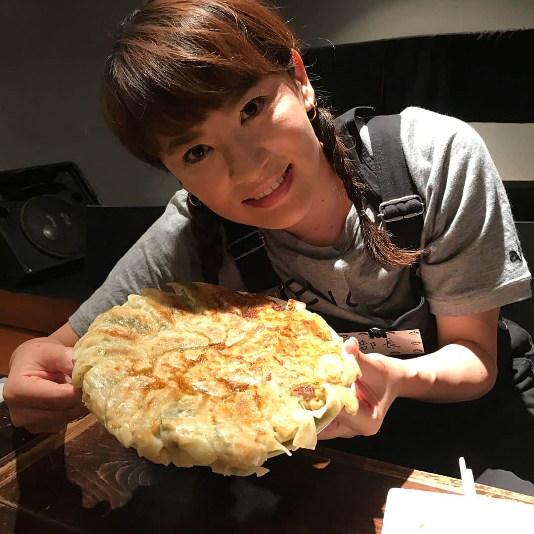 鈴木砂羽さんのインスタグラム写真 - (鈴木砂羽Instagram)「昨日は手作り餃子部会✳︎夏  橘田いずみ嬢の「しそれんこん餃子」 フードスタイリスト・マロン氏の 「幸せ！まんまる焼餃子」、、 などなど、みんなの自慢の一品が次々に登場。さすが部員の皆さん、皮にも餡にも、焼き方にもフライパンにも各々こだわりがあります。 部長のワタクシも「海老パクチー餃子🦐」で参戦。海老系餃子初めて作ったけど、なんだかとても上手くできちゃって大興奮なのでした😤  お店のもいいけど、友達の手作り餃子も自分餃子も最高デッス！！の巻でした〜😉 #餃子 #餃子部 #餃子部活動  #橘田いずみ #マロン #サラヴァ東京 #写真の子は餃子郎  ぎょうしろう ぎょうしろうは #餃子の申し子」7月20日 21時30分 - bombon_sawa