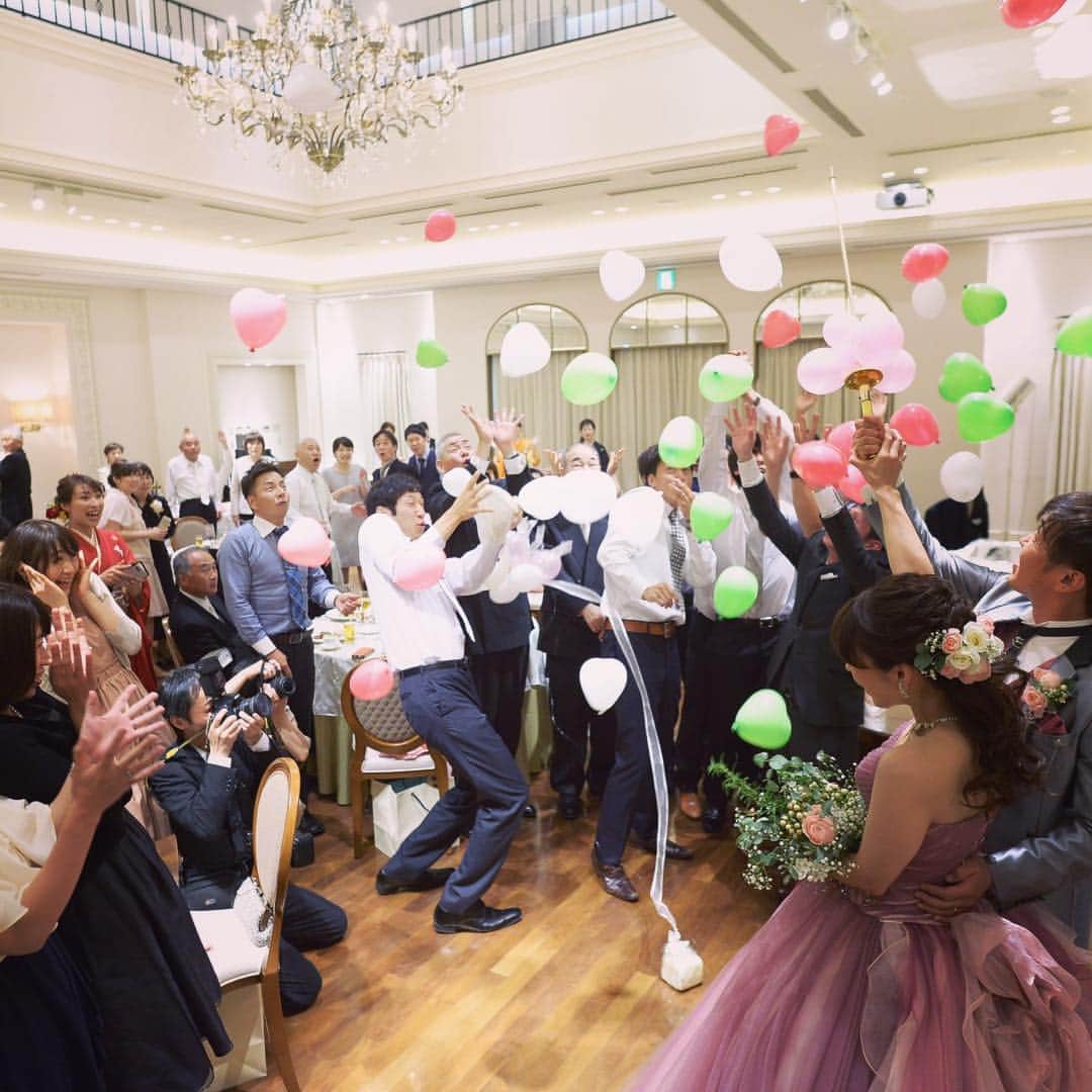 アニヴェルセル 神戸 公式さんのインスタグラム写真 - (アニヴェルセル 神戸 公式Instagram)「バルーンスパークでの1シーン！ 実は当たり入りでキャッチした方に豪華景品が…💓 あたりがどれかみなさんは分かりますか？？ . #アニヴェルセル神戸 #ウェディング #ウエディング #アニヴェルセル #結婚式 #日本中のプレ花嫁さんと繋がりたい #日本中のアニ嫁さんと繋がりたい #プレ花嫁 #卒花嫁 #ウェディングフェア #ブライダル #日本中のプレ花嫁と繋がりたい #日本中のアニ嫁さんと繋がりたい #ブライダルフェア #シーン #wedding #anniversaire #bride #love #happy #happywedding」7月20日 23時10分 - anniversaire_kobe