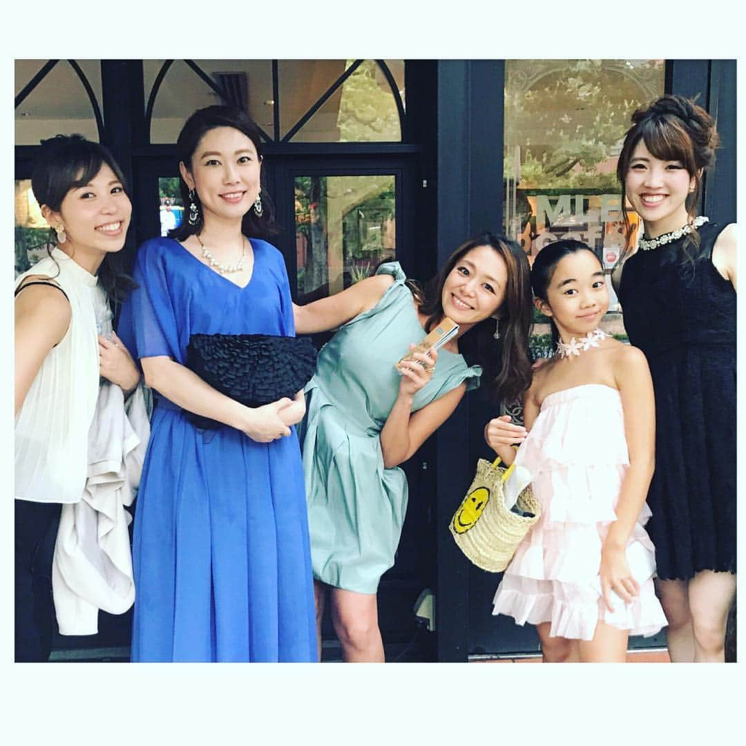 Laraさんのインスタグラム写真 - (LaraInstagram)「Thank you for being such good friends with me!! 🙂➰🙃 . 愛唯ちゃんのパーティーで🎉 いつも遊んでくれるお姉さんたちと♡ ありがとう♡😊」7月21日 0時34分 - fa_la_lara