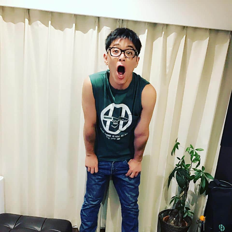 永井佑一郎さんのインスタグラム写真 - (永井佑一郎Instagram)「#今日の洋服 #ノースリーブ #Tシャツ #high-lightcavalet #ジーンズ #ikurah #メガネ #beik #靴 #室内ではやっぱりこのスリッパ #ユナイテッドアローズ にかぎるよね？ #そーだよね？」7月21日 1時11分 - yuichirou_nagai