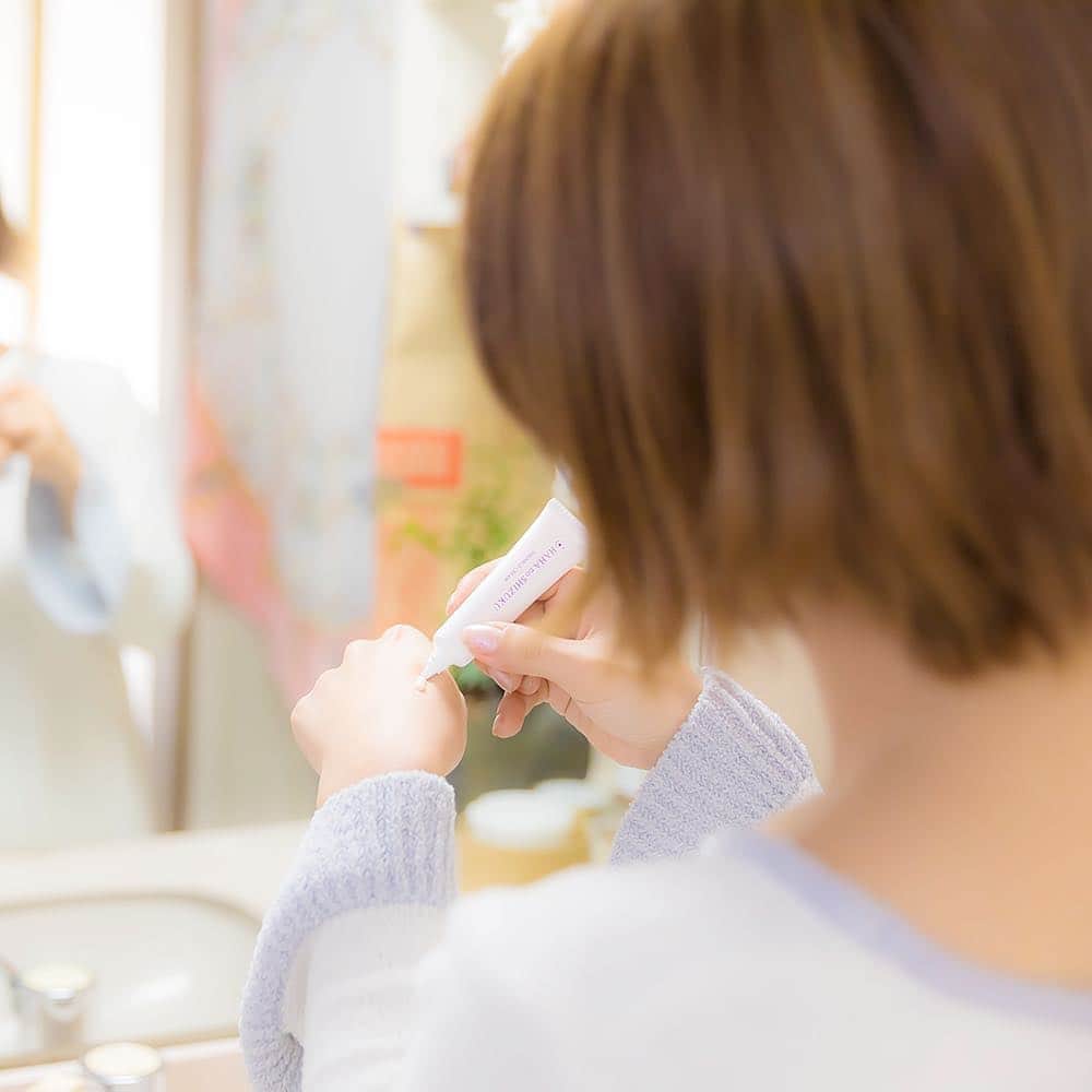 プラセンタのフローレス化粧品のインスタグラム：「母の滴 UVクリーム 胎盤(プラセンタ)とへその緒(サイタイ)から抽出した「スーパープラセンタ」を高配合したUVクリーム。 ・ ・  SPF27PA++の紫外線カット力に加え、肌上で紫外線を散乱・反射させる微粒子パウダーを配合することにより紫外線をブロック。さらにプラセンタの持つお肌の弱った部分を元気にするパワーにより、紫外線による乾燥やシミから肌を守ります。 ・ ・  母の滴UVクリームがこだわったのはUVクリームに不足しがちな化粧のりと化粧くずれの防止。 ・ ・  内側からうるおいを生み出すプラセンタのパワーと、うるおいのバリアで水分を保持するサイタイエキスのパワーを併せ持つ「スーパープラセンタ」により、塗った後もハリ感・化粧ノリの良さを実感頂けます。 ・ ・  さらに皮脂調整成分であるアルガンオイルを配合することにより脂浮きを抑え、長時間の外出による化粧崩れを防ぎます。 ・ ・  肌に負担のかける成分は入っていません。敏感肌の方やお子様にも安心してご使用頂けます ・ ・ #母の滴 #プラセンタ #スーパープラセンタ #サイタイエキス #化粧品 #コスメ #美容 #美肌 #美白 #クレンジング #洗顔 #化粧水 #美容液 #UVクリーム #パック #リンクルクリーム #サプリメント #年齢肌 #乾燥肌 #敏感肌 #国産 #健康 #栄養 #スキンケア #フェイスケア #アンチエイジング #潤い」