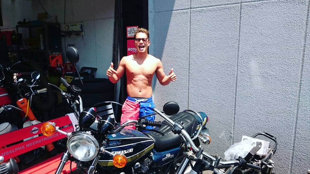 のインスタグラム：「あっ！ここは#beach じゃなかったっけなぁ(笑)#明日から新たな作品のクランクイン♪その前にzに囲まれボケ～としてます(^^)暑さに負けずお身体を大切にお過ごしください#夏 #summer #kawasakiz #hayatoichihara #市原隼人 #貴重な休み時間」