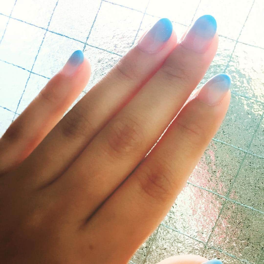 R!Nのインスタグラム：「夜が明けて行くような . . 黒ネイルから 夏らしい色にしてもらいました 初めてグラデーションお願いしてみたけど、とっても綺麗。 . . 夜からうっすら朝に変わって行く その瞬間を切り取ったみたいな そんなネイル . #nail #nailstagram #ネイル #💅 #青 #水色 #blue #sky #Summer #summernail #かわいい #夜明け #night #to #morning #like4like #自撮り #シンガーソングライター #singer #vocalist #gradation #グラデーション」