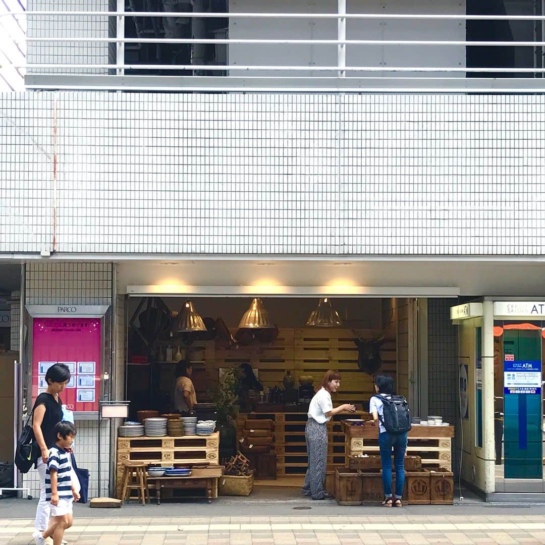 吉祥寺PARCOのインスタグラム：「【カシカ/ターン・ザ・テーブル】 ターン・ザ・テーブル記念すべき最初のお店は「カシカ」さん。現代的な感覚で骨董を捉え直し、提案しています。 11時〜19時の営業です。 是非お越し下さい！  #吉祥寺parco #カシカ #骨董 #皿 #磁器 #焼き物」