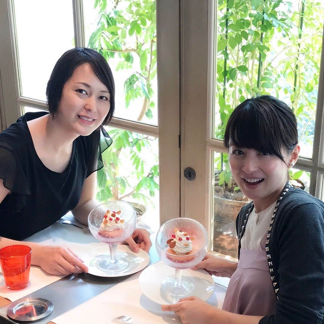 大山加奈さんのインスタグラム写真 - (大山加奈Instagram)「りおさんとランチ💓  おしゃれなお店においしいお料理💓 そして楽しいおしゃべり💓 最高でした😆✨. .  あいかわらず可愛くてやさしいりおさん💓 きっとベビちゃんも すっごく可愛いんだろうなー😍 ベビちゃんに会うの楽しみだなー💓💓 . . 気分転換できました😄✨ . . #平井理央 さん  #ランチ #表参道 #ブノワ」7月21日 15時06分 - kanaoyama0619