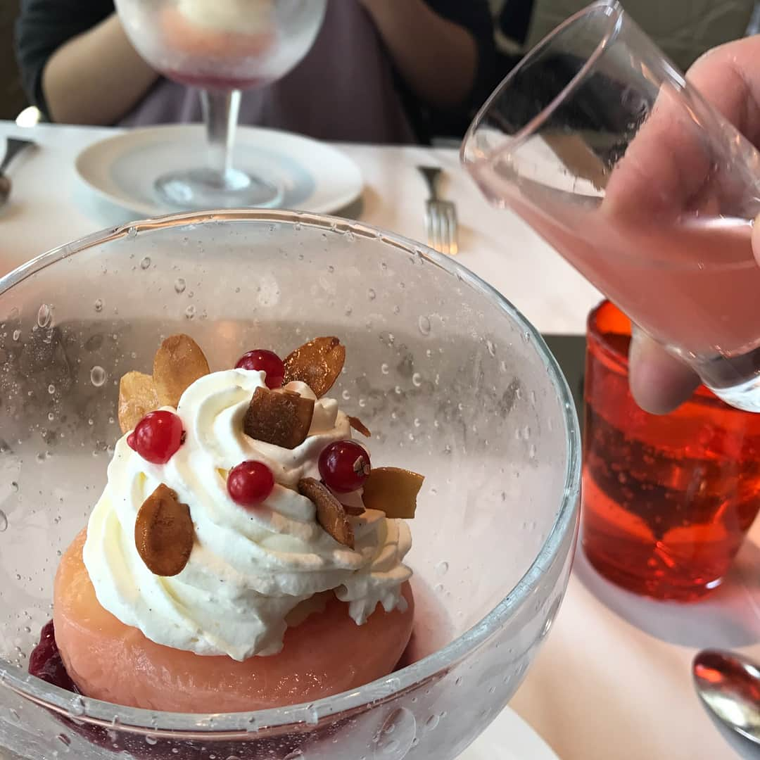 大山加奈さんのインスタグラム写真 - (大山加奈Instagram)「りおさんとランチ💓  おしゃれなお店においしいお料理💓 そして楽しいおしゃべり💓 最高でした😆✨. .  あいかわらず可愛くてやさしいりおさん💓 きっとベビちゃんも すっごく可愛いんだろうなー😍 ベビちゃんに会うの楽しみだなー💓💓 . . 気分転換できました😄✨ . . #平井理央 さん  #ランチ #表参道 #ブノワ」7月21日 15時06分 - kanaoyama0619