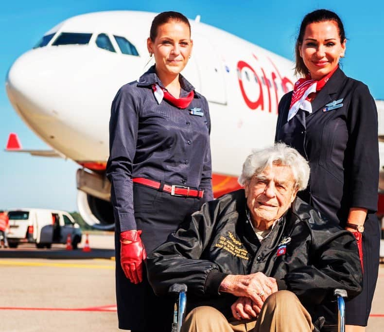 エアベルリンさんのインスタグラム写真 - (エアベルリンInstagram)「The crew of flight AB7211 from #Miami to #Berlin-Tegel had a very special guest on board: James "Maggie" Megellas. The retired U.S. Army Lieutenant Colonel celebrated his 100th birthday in March. #airberlin #airberlincrew」7月21日 16時14分 - airberlin