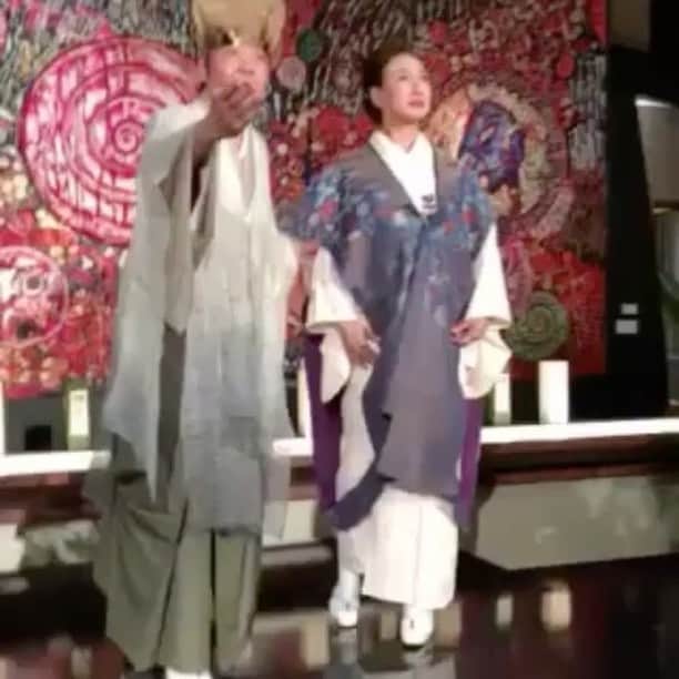 猪瀬直樹のインスタグラム：「野村万蔵とおゆき坊の即興狂言、6月のパークホテル東京の個展で。」