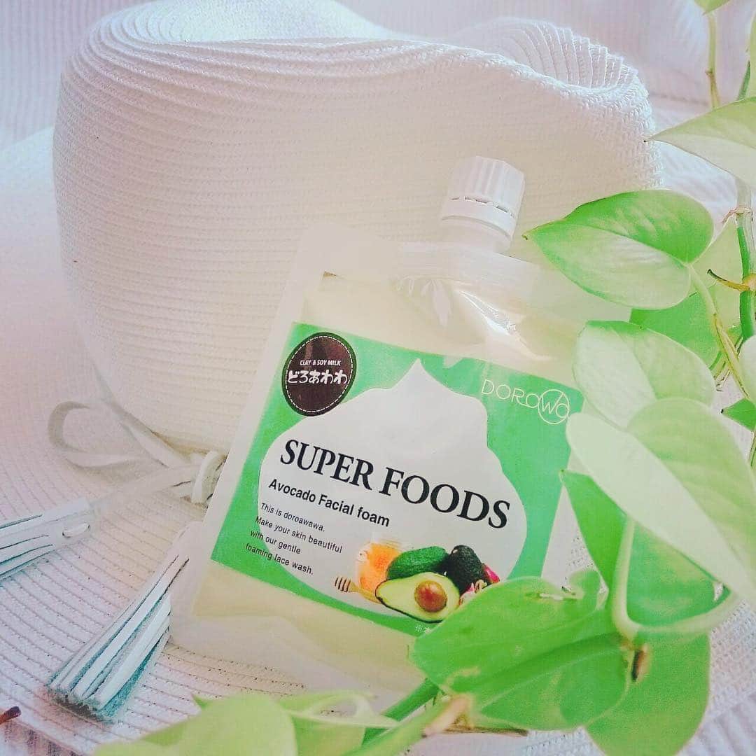 岡田紗季のインスタグラム：「どろあわわで洗顔♡ ✨✨✨SUPER FOODS✨✨✨ 泡がすっごい弾力あって気持ちいよー😊 夏はこれを使おうかな♪  #どろあわわ #洗顔 #泡 #お手入れ #お風呂 #自分磨き #今日のご褒美 #あわわ #お手入れ #綺麗になりたい #美容 #beauty #今日のメイク  #コスメ  #メイク  #ファンデーション  #美活  #コスメ好きさんと繋がりたい」