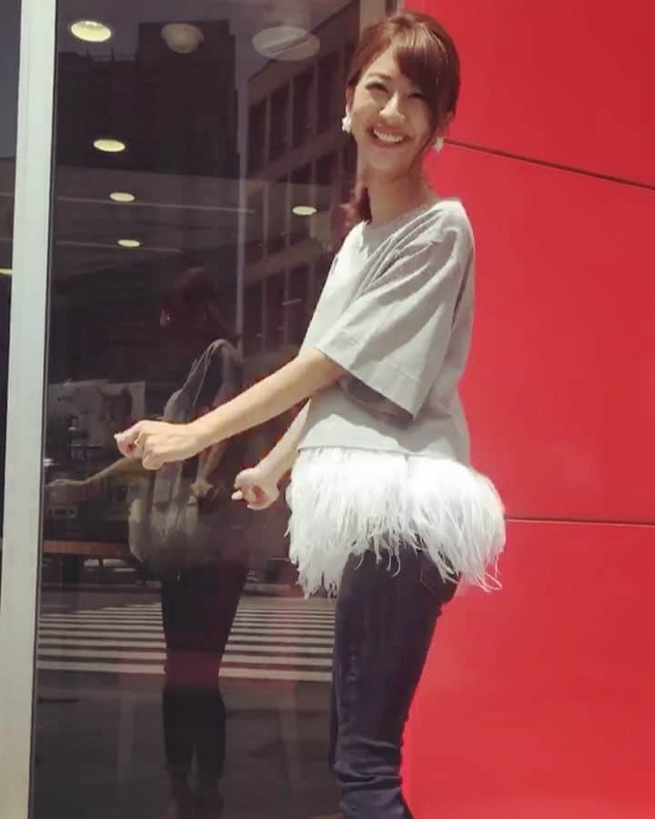 澤田南のインスタグラム：「⋆︎ スワンちゃんと言われまくった今日のお洋服🐥 夏でも変わらずファー好き💞 歩きながらいたるところに毛を落としてきてごめんなさい。 ⋆︎ #ルシェルブルー  #lecielbleu  #おしりフリフリ #ノリノリ #ふわふわ #足跡の代わりに気を撒き散らします #でも可愛いでしょ」
