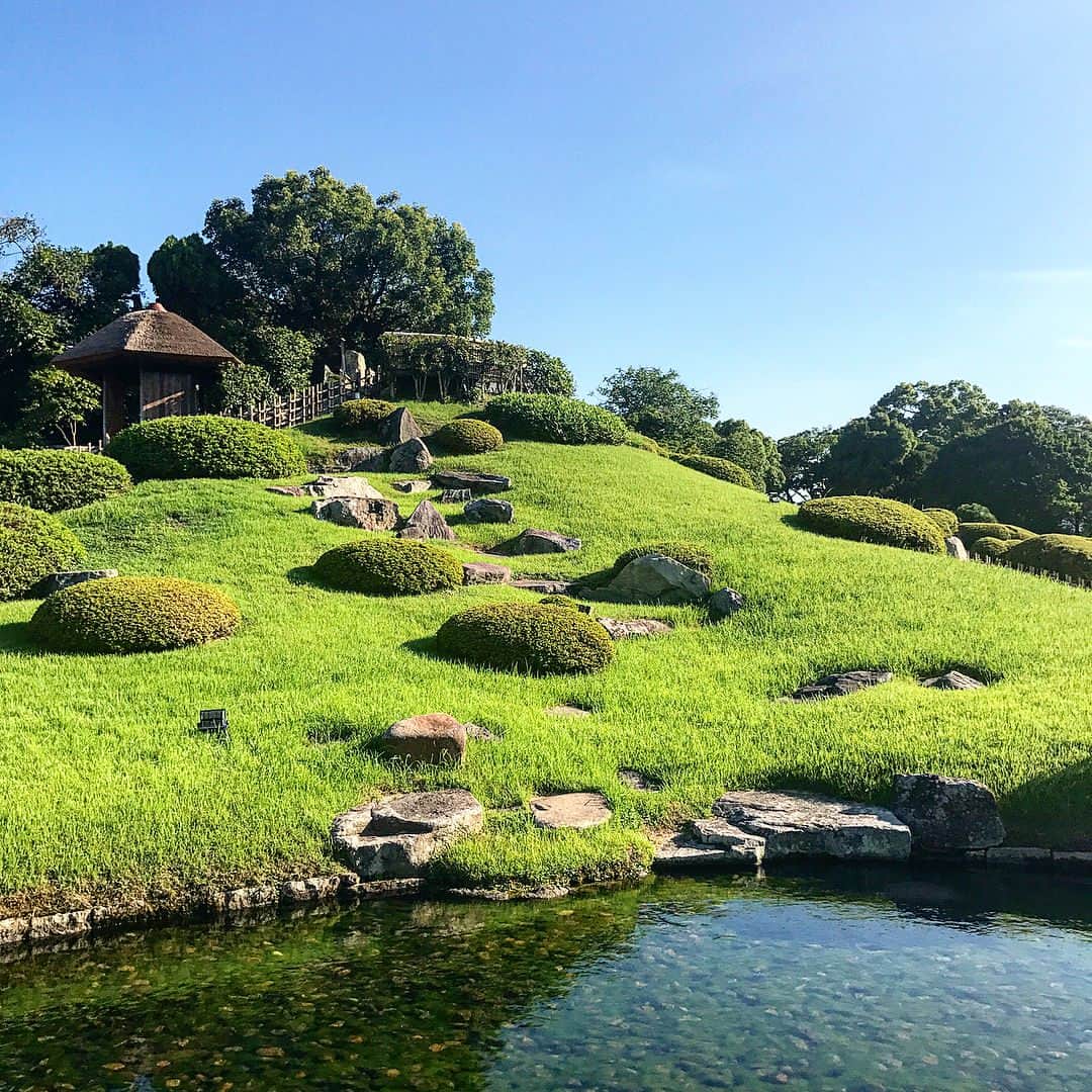 シェーン・ガラースさんのインスタグラム写真 - (シェーン・ガラースInstagram)「On a somber day, I was fortunate enough to take a tour of Okayama Castle and Korakuen Garden. Just awestruck by the stunning beauty everywhere... ♥️🙏#ripchester #korakuen #okayamacastle #grateful #okayama #japan」7月21日 21時59分 - shanegaalaasofficial