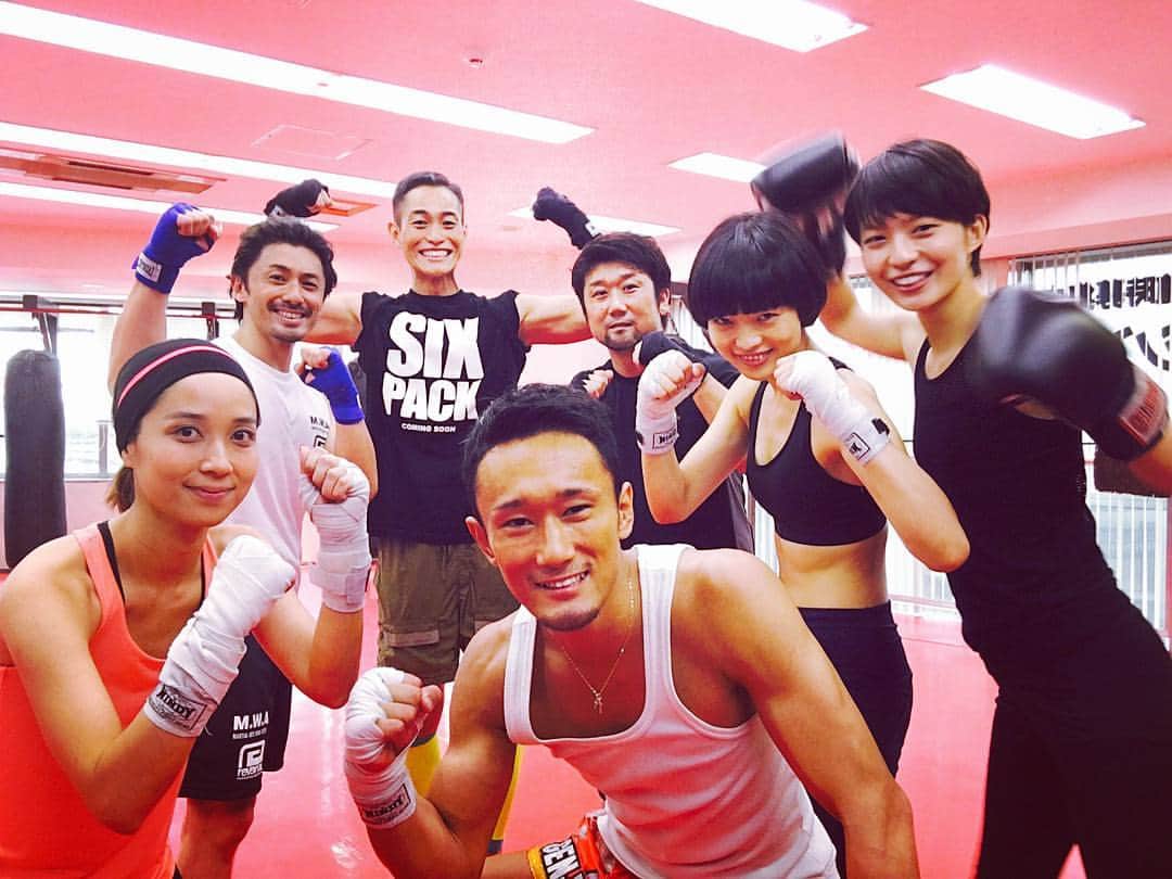 梅野源治のインスタグラム：「みんなが楽しんでくれてよかったな～(^ー^) #BARKinSTYLe 社長 #モデル さん #instgram 元社長 #ロレアル  CDO #梅野源治 #キックボクシングレッスン #PHOENIXGYM #キックボクシング #ムエタイ #Kickboxing #muaythai」