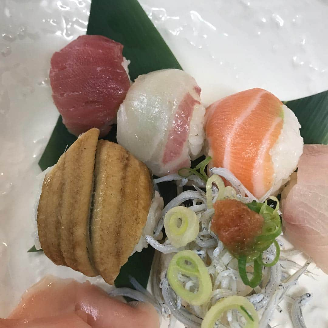 魚富商店 北浜店さんのインスタグラム写真 - (魚富商店 北浜店Instagram)「今晩わぁ！魚富商店ですっ！本日はお客様の要望により、手まり寿司的な事をやりましタァ！(*´∇｀*)とても喜んでいただけましタァ！(● ˃̶͈̀ロ˂̶͈́)੭ꠥ⁾⁾ #魚富  #魚富商店  #マグロ  #鮮魚  #親父ギャグ  #北浜 #寿司」8月20日 1時51分 - uotomisyouten136