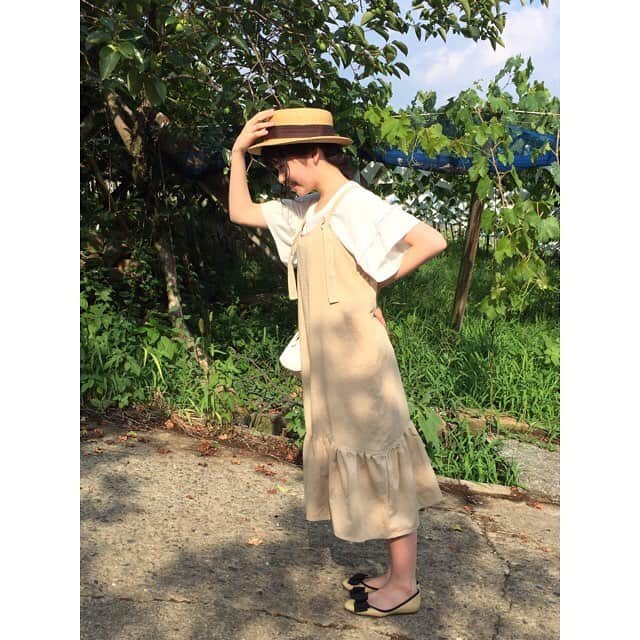 小芝風花さんのインスタグラム写真 - (小芝風花Instagram)「前の写真の種明かし😆 坂道に立って少しだけ前傾姿勢をとります。 ここでは体が真っ直ぐである事が重要です。 加工で地面を平行にします。 すると何てことでしょう！ ポゥッ🎩😜」8月19日 19時24分 - fuka_koshiba_official