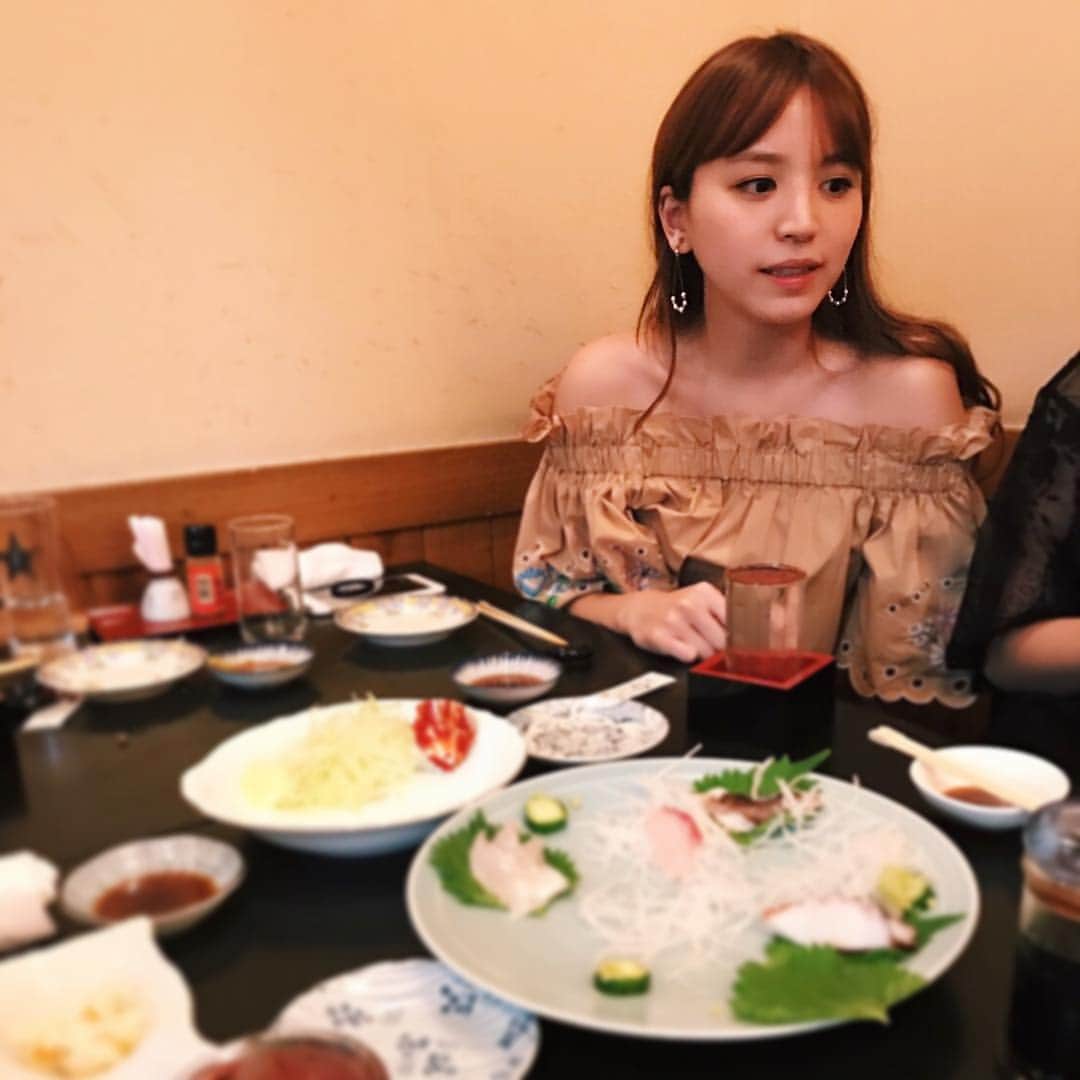 杉ありさのインスタグラム：「素。 お気に入りのお洋服と美味しい和食と日本酒とのバランス感。 友達が選んだお店の地元感がなんとも🙆 #今夜は雨と雷が凄いですね #happy #dinner #friends #girl #girls #me #arisasugi #instafood #instagood #instalike #instalove #love #tokyo #japan #fashion #和食 #夜ご飯 #女子会」
