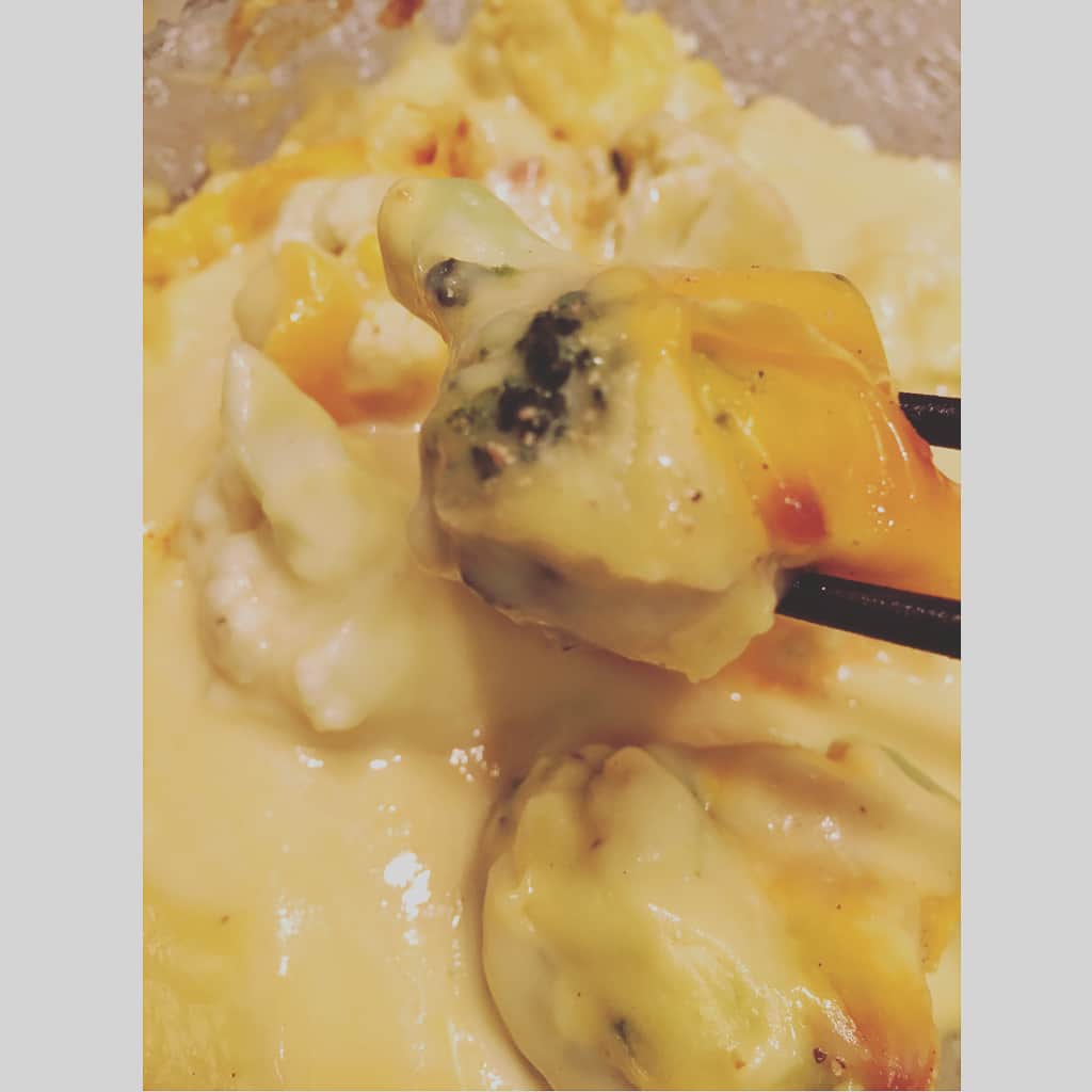 神崎恵さんのインスタグラム写真 - (神崎恵Instagram)「ホワイトソースにマスタードを混ぜて🍴ブロッコリーとカリフラワーとカボチャのグラタン🎃 おチビにはマスタードなしで。 マスタードはマネージャーさんからのお土産。」8月19日 20時41分 - megumi_kanzaki