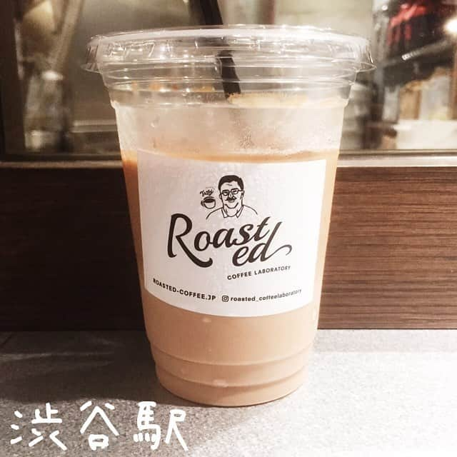 Ateliersさんのインスタグラム写真 - (AteliersInstagram)「☕️ROASTED COFFEE LABORATORY☕️ 🍴咖啡&甜點 📍1-6-3 Jinnan Shibuya-ku,Tokyo ⏲️平日9:00～20:00 假日11:00～20:00 💸400¥～ 🏠木造裝潢、明亮寬敞的空間 💁‍♂️咖啡烘培、研磨都在自家進行、在店內就能看到各種烘培機器、設有露天座位 👍另走偏各種咖啡店的小編驚艷的高品質咖啡、人潮不多 👎離車站遠、不容易找 📝這次點的是M size的拿鐵，咖啡是屬於不帶酸味的，和牛奶🥛的比例大約為1:1，兩者味道拿捏得恰到好處，由於店家的位置比較隱密，假日的時候人也不會很多，適合在澀谷逛累時來休息一下～店外也設有露天座位喔！🌤 #ateliers #艾塔莉兒 #日本 #咖啡廳 #東京 #澀谷 #咖啡 #coffee #late #cafe #tokyo #coffeeshop #shibuya #japan #渋谷 #カフェ #ラテ #コーヒー #roastedcoffeelaboratory #涉谷 #시부야 #도교 #라떼 #우유#카페라떼 #카페 #커피#일본커피 #도교카페#艾塔莉兒涉谷」8月19日 21時56分 - ateliersjpn