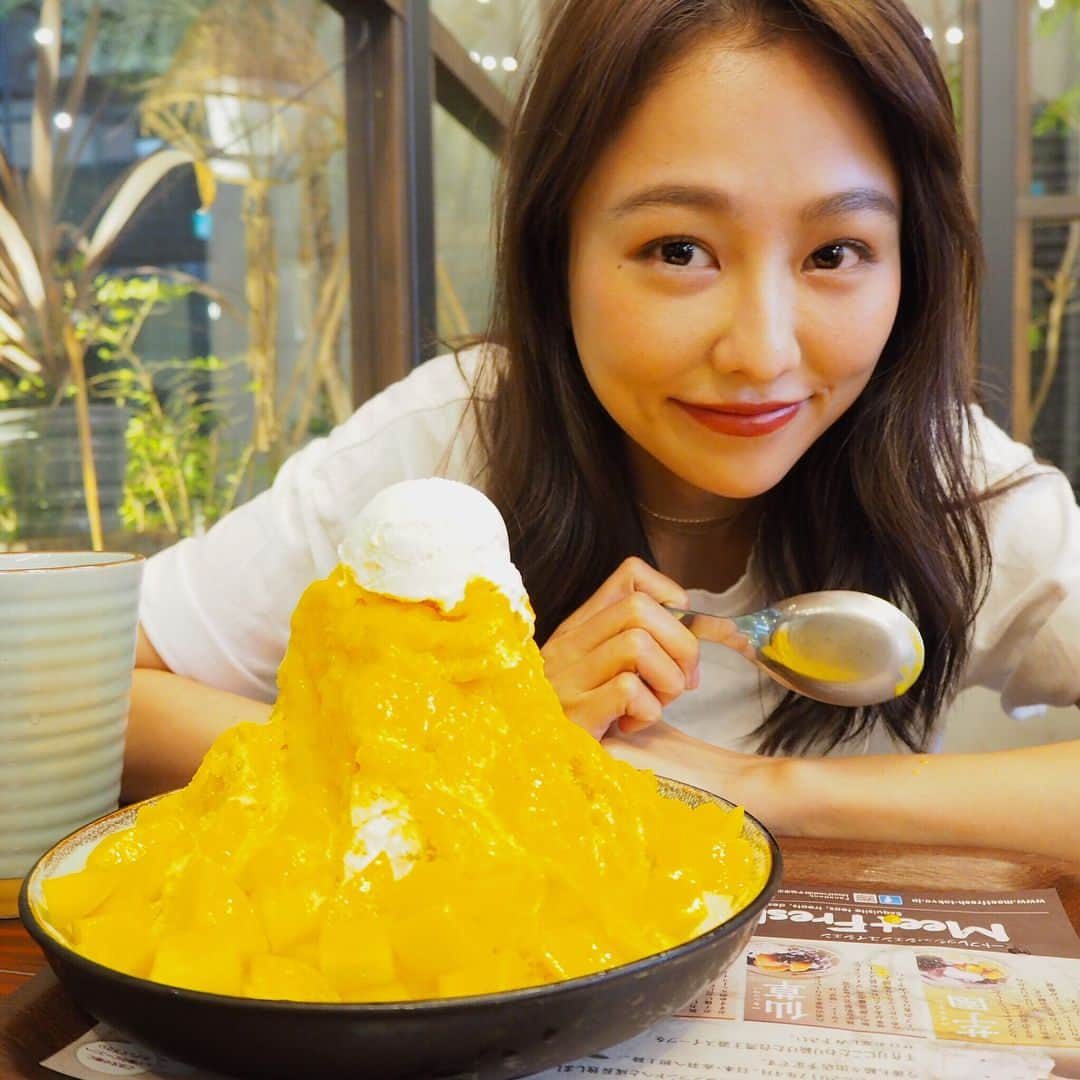 岡田ユリエさんのインスタグラム写真 - (岡田ユリエInstagram)「かき氷たべた🍧😋 けどその前にステーキ450g食べてからだったから かき氷は2人でシェアした🤣 ステーキ食べてたら隣にカップルきて 彼女が250gって言ってたら 彼氏がそんなたべる？言ってて きまずかった🙄🙄 #台湾かき氷 #かき氷  #彼女とかき氷なうに使っていいよ  #いまさらやってみる #お腹より喉の冷たさが辛め #ステーキ450g #お米もぺろり #お肉はパンよりお米派 #ice #shaveice #snowcone #foodie #me」8月19日 22時29分 - yuriiie0729