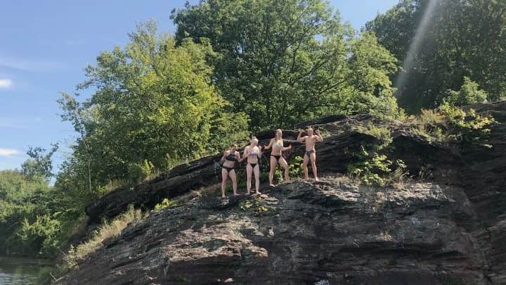 アレクシ・ギレスのインスタグラム：「Starting the first tour off day like....😜🙈 #cliffjumping #cliff #jumping #tourlife #tour #adventures #massachusetts #amherst #hadley #swimming #swim #river #water #dayoff #screamsfordays #laugh #live #love #life #laughsfordays #conneticutriver #insane #silly #travel #traveller #sunshine #happy #friends #tourfamily #onetimething 😊❤👍☀️」