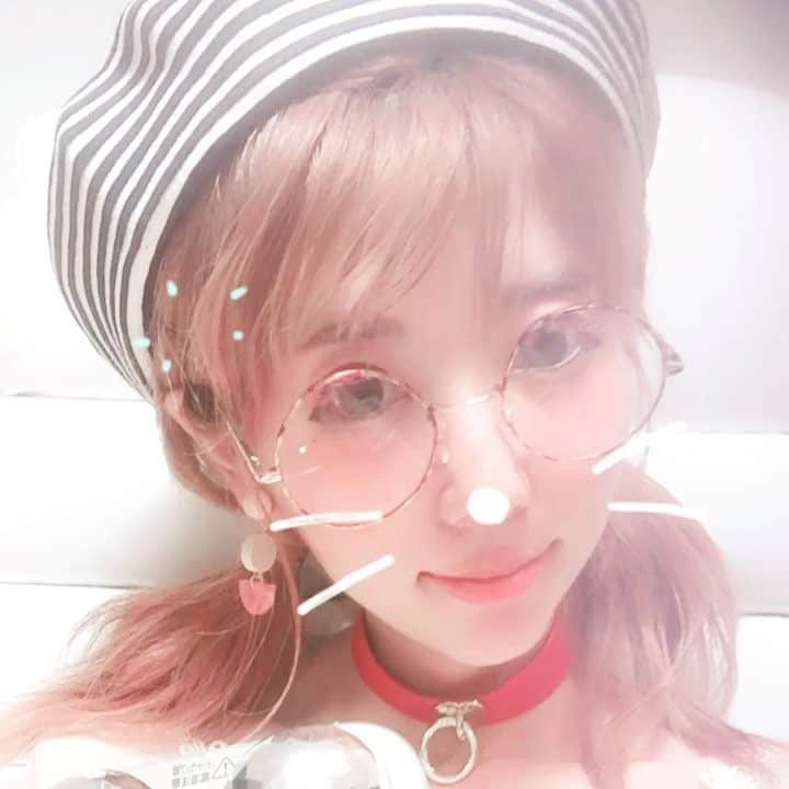 りんか社長のインスタグラム：「りーふぁ♡ウォーマーがあるからあっためてコロコロすると すっごくむくみも取れて お顔小さくなるん♡♡♡ 冷房の時期めちゃ助かる〜♡ #refa  #refacarat  #美顔器 #美顔器効果 #美顔ローラー  #マッサージ #むくみ解消  #冷房対策  #小顔  #小顔マッサージ  #ころころ  #コロコロ」