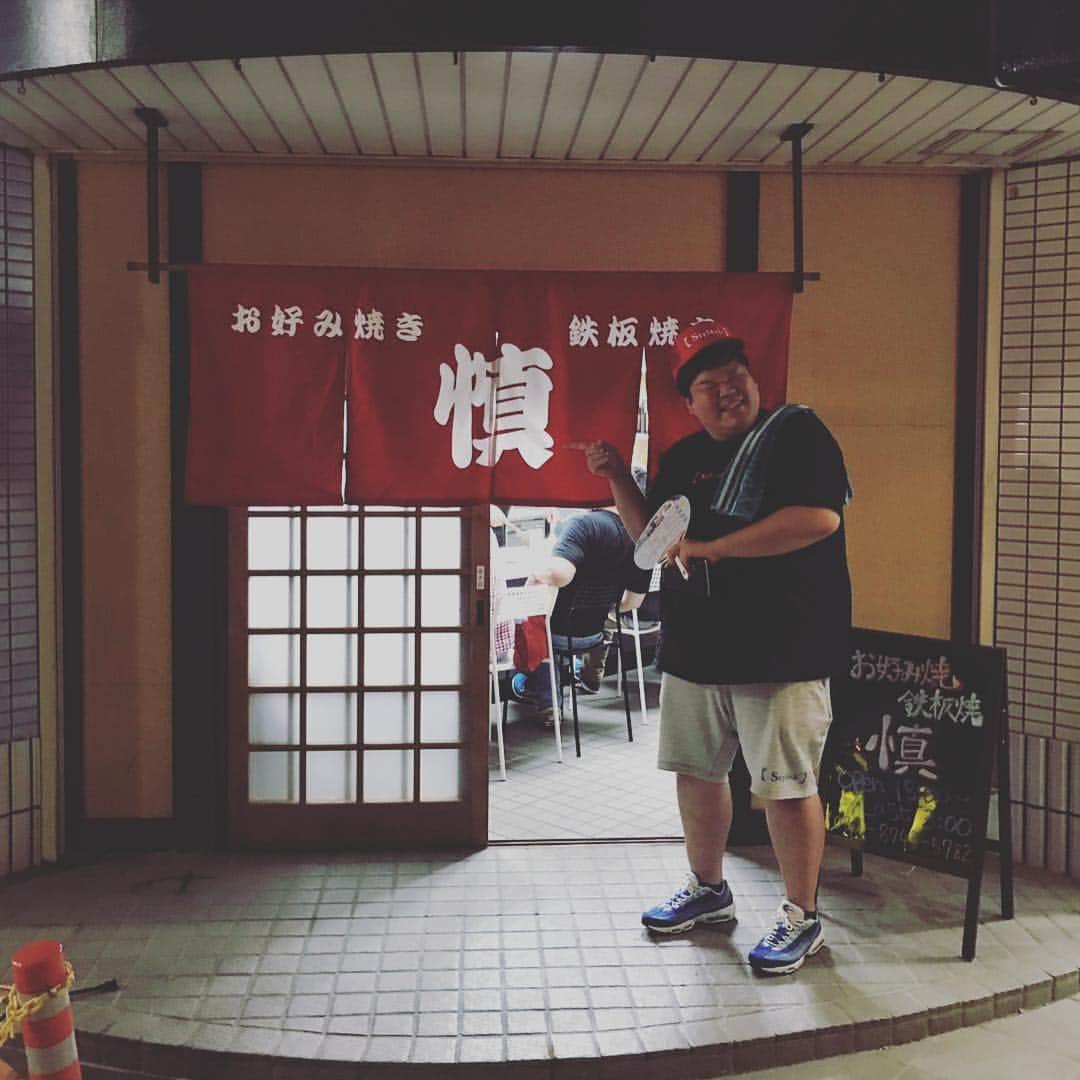 カバのインスタグラム：「先日神戸で行った『慎』！同じ柔道マンのお店です！僕ぐらいデカい大将が、器用に料理してました！鉄板焼きもぶ厚めのお好み焼きもどれも絶品でした！皆さんも是非ぜひ行ってみてください！ . 『慎』. 兵庫区福原町8-4パティオ101 . #お好み焼き鉄板焼き #慎 #柔道マンの大将 #料理うまカバちゃん #是非行ってみてください #よろカバちゃんです」