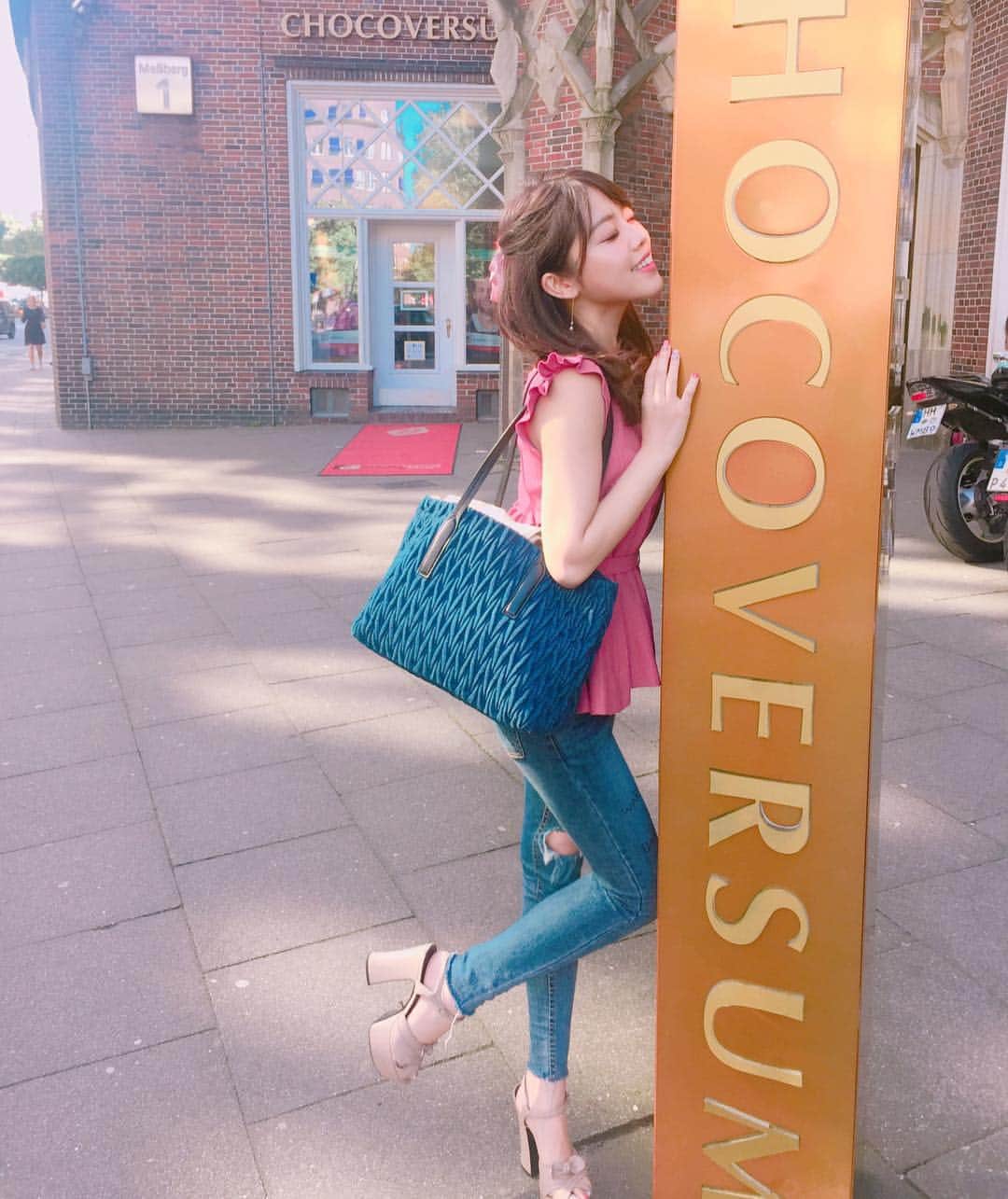 みさきさんのインスタグラム写真 - (みさきInstagram)「🍫💕 . 海外留学コーデ 現地に合わせてパンツはく。笑 . . ちょこミュージアムの前で___💓 . .」8月15日 21時21分 - misaki.official