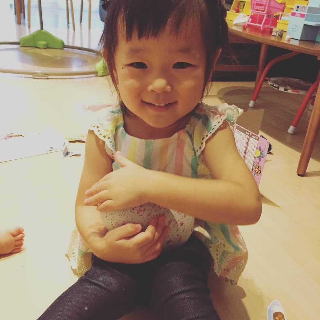 實藤友紀さんのインスタグラム写真 - (實藤友紀Instagram)「娘よ、3歳の誕生日おめでとう！  このまま元気にすくすく育ってほしいね😁👍👍 この表情誰に似たんだ？(笑)  明日の九州ダービーみんなで勝利を掴むぞー！！」8月15日 23時57分 - yuki_saneto05