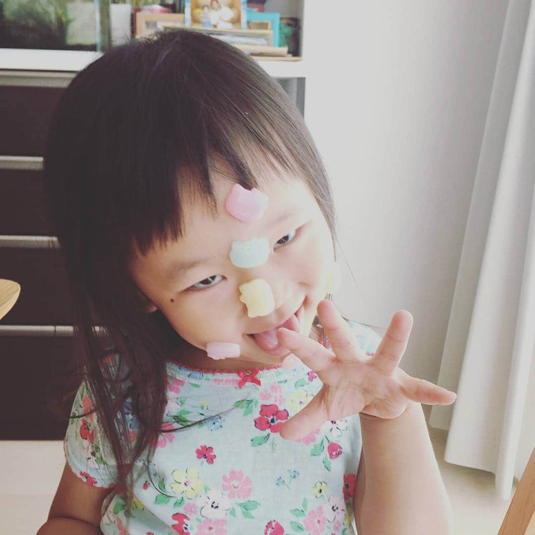 實藤友紀のインスタグラム：「娘よ、3歳の誕生日おめでとう！  このまま元気にすくすく育ってほしいね😁👍👍 この表情誰に似たんだ？(笑)  明日の九州ダービーみんなで勝利を掴むぞー！！」