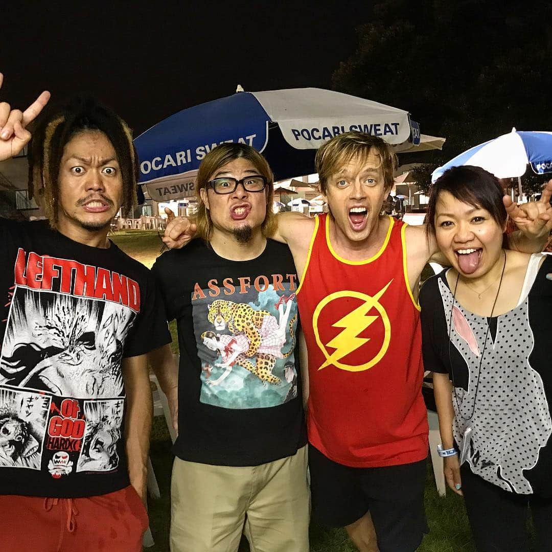 シェーン・ガラースさんのインスタグラム写真 - (シェーン・ガラースInstagram)「This chick and cats @mth_official_33cjl #maximumthehormone are one of my all time fave bands. I was so lucky to catch them live and play at the same festival. @rsrfes Check em out if you haven't already! 👊🏻🤘🏼👊🏻」8月16日 1時12分 - shanegaalaasofficial