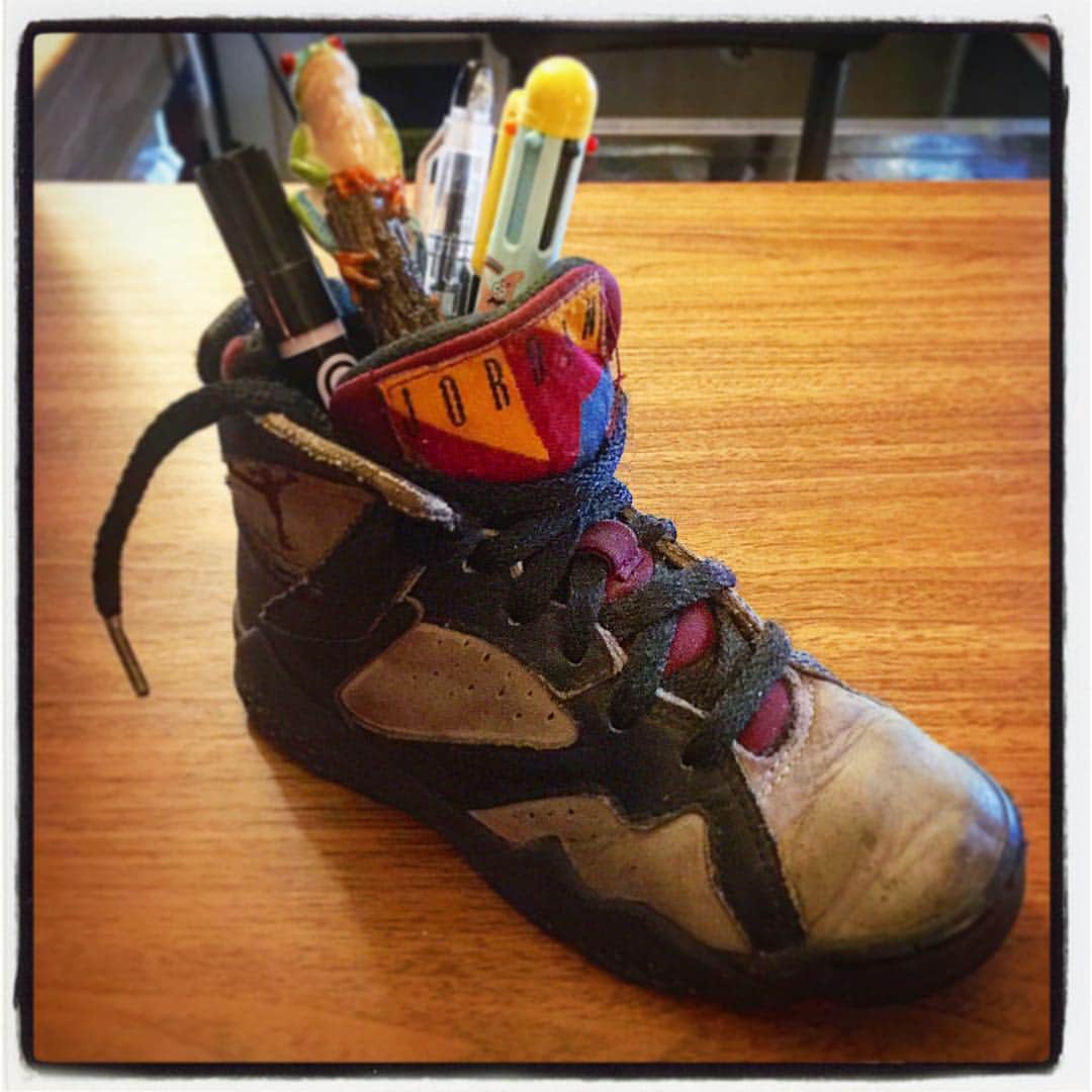 大川知英のインスタグラム：「Boy's Size AIR JORDAN 7 ペン立てバージョン🇺🇸⛹🏻‍♀️w #エアジョーダン #スニーカー #子供用 #ビンテージ #ペン立て #やってる人多いよね #スニーカー同好会 #アメカジボーイズ #TakatsuBase」