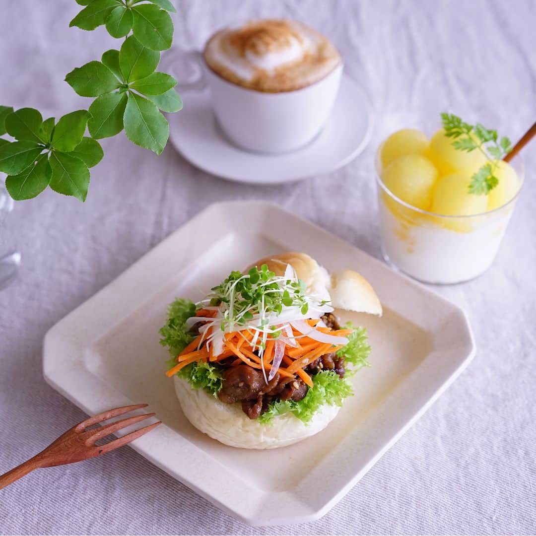 mamiのインスタグラム：「Grilled meat burger 🍔 ． 『 焼肉バーガー 』． ． ． おはようございます😃． 今朝はテーブルロールで焼肉バーガー作りました ． 焼肉の上にはキャロットラペ・オニオンスライス・ブロッコリースプラウトです😋． ． 最近ずっと長雨☔️で 肌寒い朝 … 久しぶりに温かいカプチーノが美味しかったです ． ヨーグルトには 黄色のクリクリスイカ🍉のせました ． ． ．」