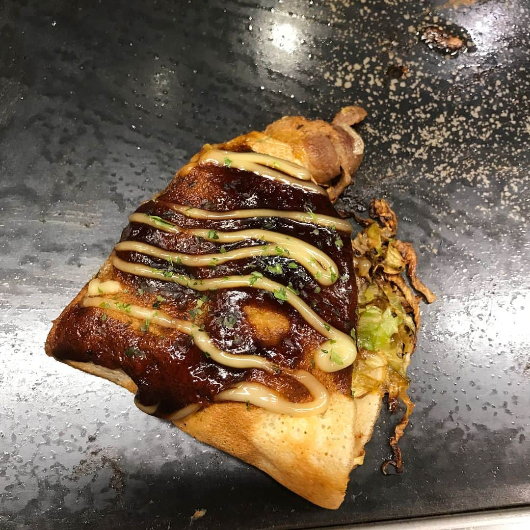 池添謙一さんのインスタグラム写真 - (池添謙一Instagram)「昨日函館でお好み焼きやさんがオープンしました😊 美味しかったし足を運んでみてはどうでしょうか笑 僕のインスタ見て来たって言ってくれたら生ビール1杯サービスしてくれるらしいので行ってみてください😝  #とん平函館駅前店」8月16日 9時33分 - kenchan.0723