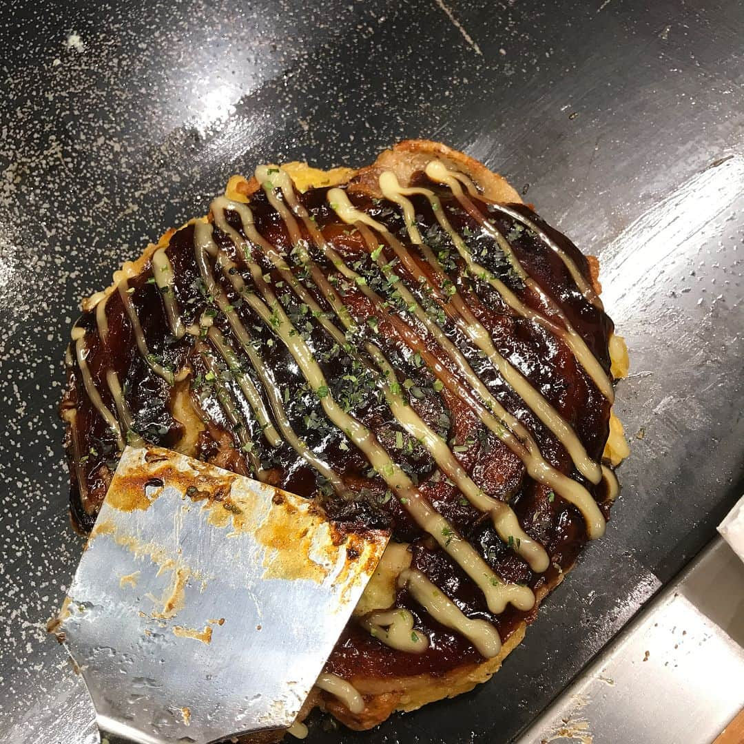 池添謙一さんのインスタグラム写真 - (池添謙一Instagram)「昨日函館でお好み焼きやさんがオープンしました😊 美味しかったし足を運んでみてはどうでしょうか笑 僕のインスタ見て来たって言ってくれたら生ビール1杯サービスしてくれるらしいので行ってみてください😝  #とん平函館駅前店」8月16日 9時33分 - kenchan.0723