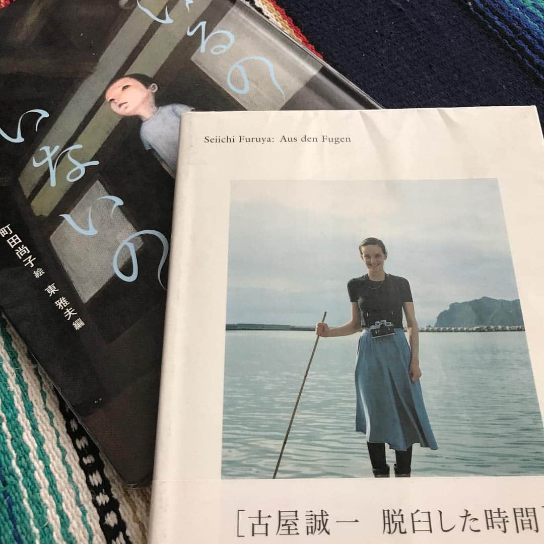 Larry のインスタグラム：「いるの いないの (怪談えほん3)、Aus den Fugen(脱臼した時間) どちらも後を引く良き一冊でした。 「いるの いないの」を教えてくれた @abeco_tnk さんに感謝。」