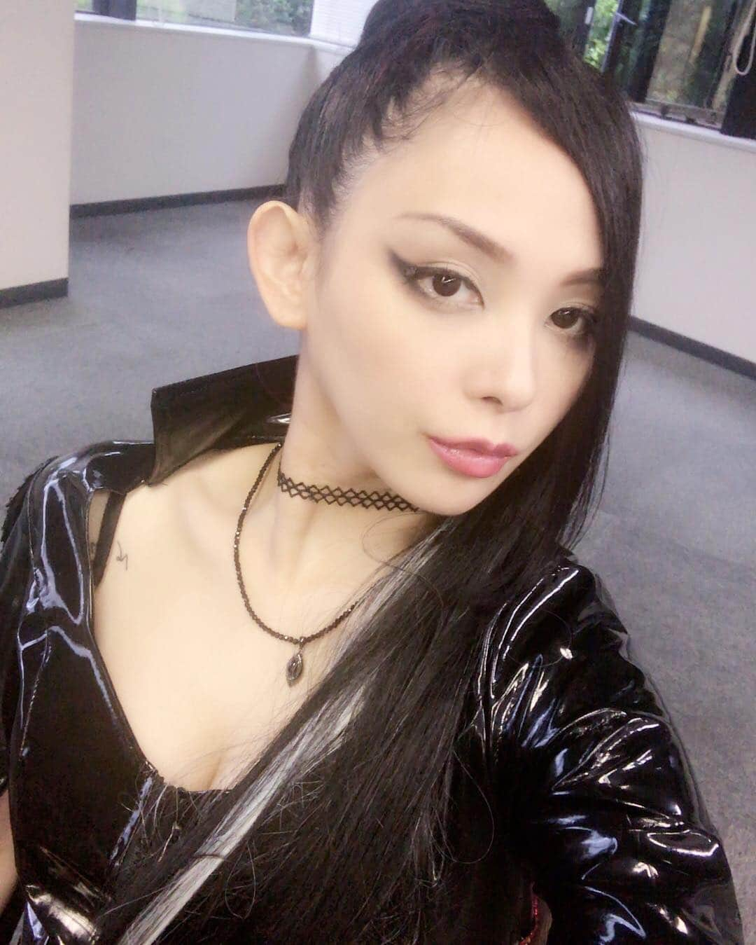 上木彩矢さんのインスタグラム写真 - (上木彩矢Instagram)「SONIC LOVER RECKLESSのMV&アー写撮影の日のオフショット。RENTでモーリーンの時もラバーを着てソニラバでもラバー…どんだけラバー好きなんだ！笑 ソニラバのホームページで楽曲試聴ができます👏 是非聞いてみてください✨  http://sonicloverreckless.com  #SLR#RENTでもラバースーツ#女性2人組#ロックユニット#オフショット」8月16日 10時51分 - kamikiaya30