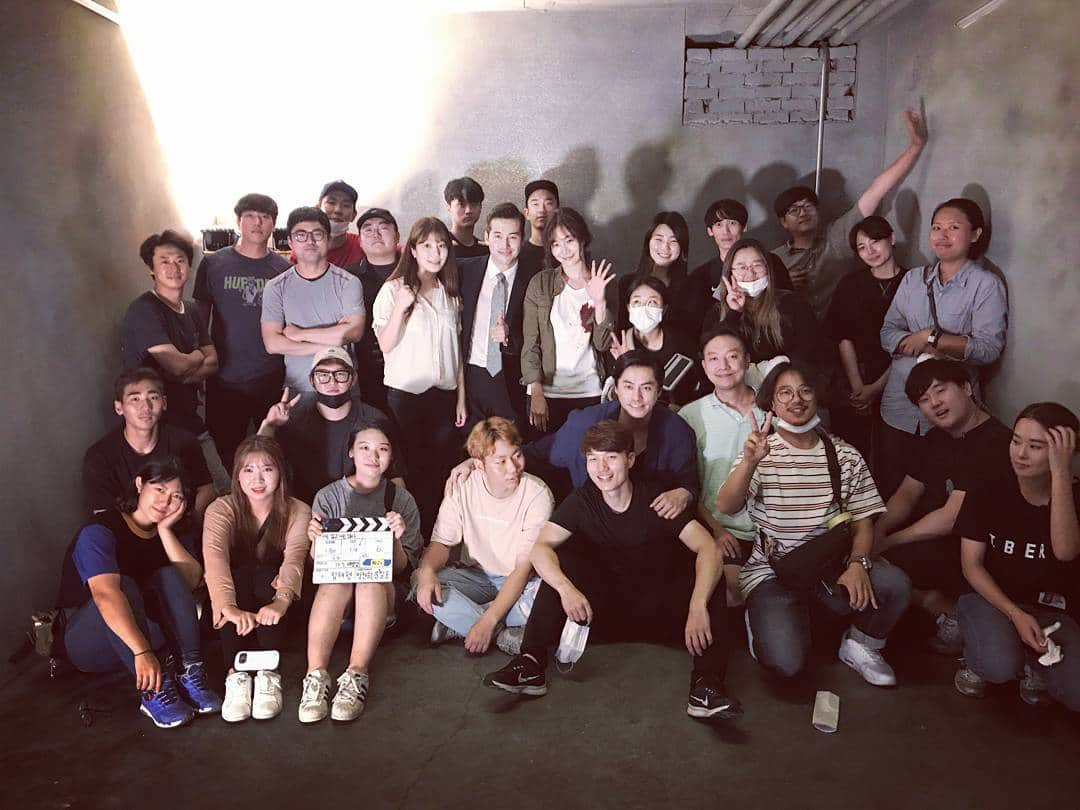 ショーン・リチャード・デュレイクのインスタグラム：「That's a wrap !  What a pleasure it has been to create with this talented team.  끝 !  모든 스팁분들과 배우분들이 고생많으셨습니다 ~ 너무 즐겁고 재미있었어요 !! 앞으로 다들 화이팅하세요 ! ^^ 🏅💪🎉❤😢😂😃😄 . #72초 #72초tv #촬영 #끝 #수고하셨습니다」