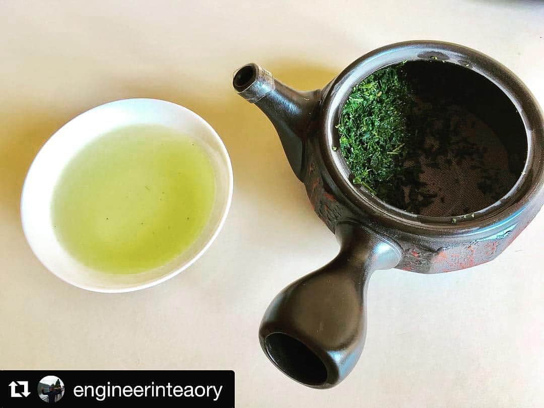 Wabi•Sabiのインスタグラム：「Time for Gyokuro tea. How do you enjoy tea🍵? . . #Repost @engineerinteaory (@get_repost) ・・・ These days is very hot and I prefer drinking green tea ; especially Japanese #greentea with it's umami taste and it's sweet aftertaste . Thank you @wabisabiteas for this nice and sweet #gyokuro I really liked your packaging and the descriptions of your teas .  Some friends ask me which is my favorite tea ? I don't have a favorite tea , I enjoy all the tea it depends on the period of the year . The next days I will post some other tea posts #greentea #teatime #teaaddict #teapot #teaporn #freetea #justteanocookies #japanesegreentea #teagram #loosetealeaves #kyototea #ujitea #cha #wabisabitea #kyototea」