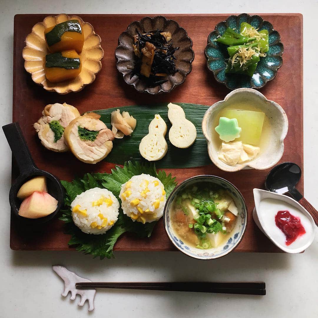 akoのインスタグラム：「朝ごはんでこんにちは やっといつものペースに戻りつつあります 午後も良い時間になりますように☺︎ * かぼちゃの甘煮 ひじき煮 万願寺とうがらしとじゃこ 葱の鶏巻焼 新生姜の甘酢漬け 瓢玉子 冬瓜と湯葉と生麩の炊いたん とうもろこしご飯むすび 豆腐となめこの味噌汁 桃 ヨーグルト」