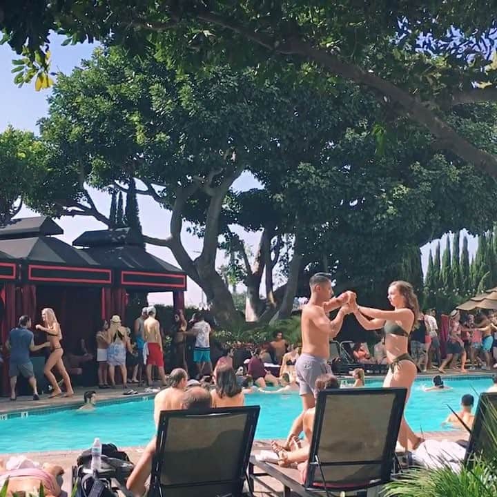 吉田沙織のインスタグラム：「Bachata festival pool party 🎉  #bachatafestival」
