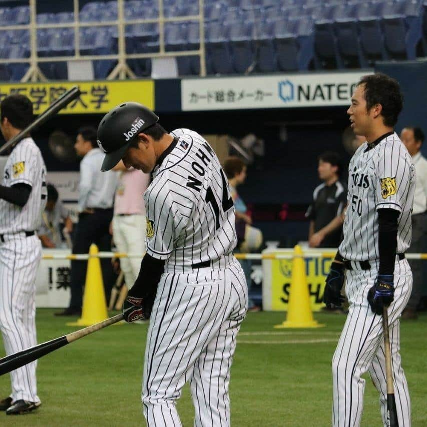 阪神タイガースさんのインスタグラム写真 - (阪神タイガースInstagram)「今日は、ピッチャーのバッティング練習からスタートです❗ #阪神タイガース #秋山拓巳 選手#伊予のゴジラ と呼ばれてました #高校通算48本塁打 #岩田稔 選手 #角度変えてみました #能見篤史 選手 #青柳晃洋 選手 #小野泰己 選手」8月16日 17時18分 - hanshintigers_official