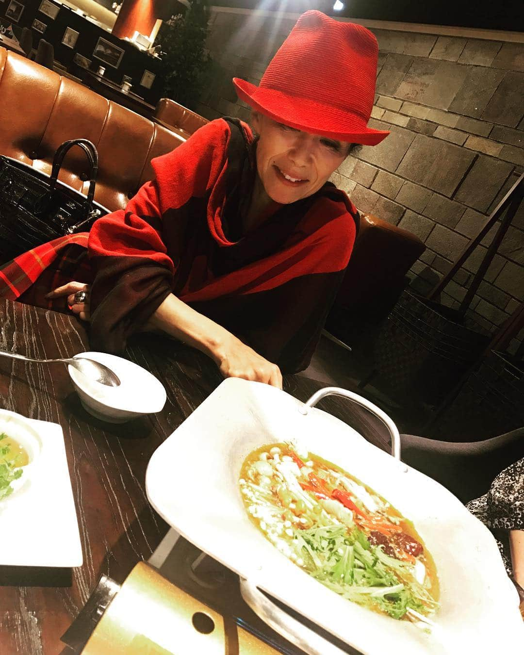 萬田久子さんのインスタグラム写真 - (萬田久子Instagram)「火鍋も私も真っ赤っか🎶 #火鍋 #薬膳 #真っ赤っか #スタッフと #美味しい #発汗 #萬田久子」8月16日 20時54分 - hisako.manda_official