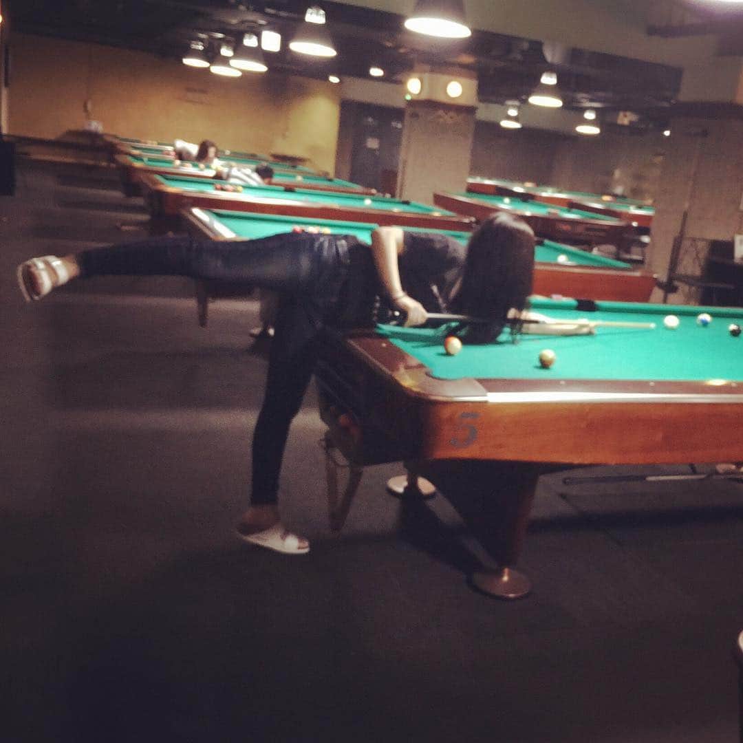 佐山愛のインスタグラム：「必死。 #ビリヤード #billiards #新たなゲーム考案 #みどる #身内ネタでごめんあそばせ」