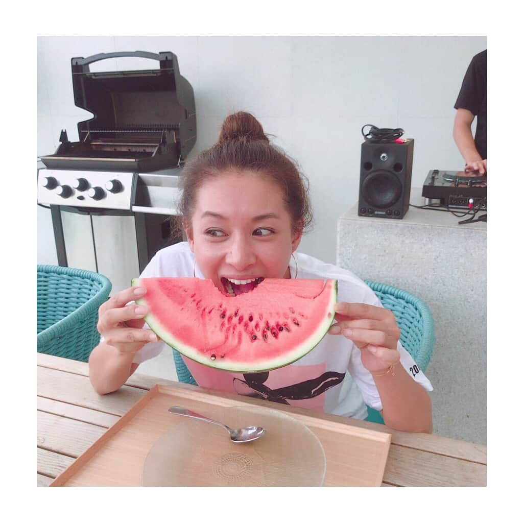 稲沢朋子さんのインスタグラム写真 - (稲沢朋子Instagram)「夏休み！ 🍉🍉🍉🍺 のちプールにドボン💦 そして〆花火🎇 #アリアナグランデ  #Tシャツ」8月17日 0時51分 - ina_tomo