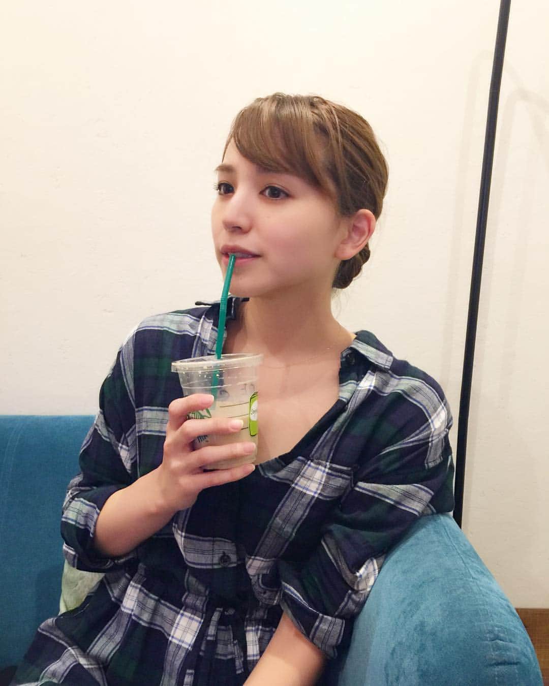 杉ありさのインスタグラム：「ぼーっとしてるね。笑 家族で夜ご飯からのスタバ挟みつつのカラオケという我が家の定番コースの本日☺︎ 楽しかったなぁ🌸 何故かどうしてもスタバが飲みたかったんだ今夜は!! カフェインに敏感で寝れなくなっちゃうのでディカフェで。 そんでもって何故かおセンチな今です🤔 #突然くるやつ #そんな日もあるよね #自分との戦い #考えてる暇あったら早く寝なよ自分笑 #もう前髪伸びてる #happy #family #dinner #love #goodnight #instagood #instafashion #instalove #girl #me #arisasugi #tokyo #japan」